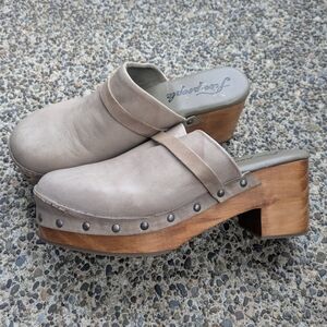 Free People Gray Leather Calabasas Clogs. Size 39
